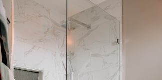 Vetro cabina doccia: meglio il vetro opaco o quello trasparente? Tutti i pro e i contro