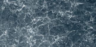 Arredi bagno con polvere di marmo: i vantaggi e le caratteristiche del marmo sintetico