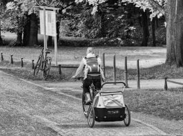 Biciclette elettriche donna e mamma: quale bicicletta scegliere e accessori portabambino