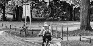 Biciclette elettriche donna e mamma: quale bicicletta scegliere e accessori portabambino