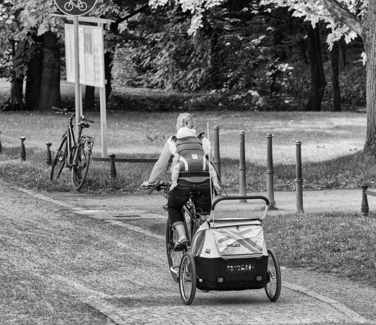 Biciclette elettriche donna e mamma: quale bicicletta scegliere e accessori portabambino