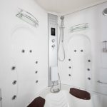 Arredamento per il bagno: i vantaggi della vasca doccia