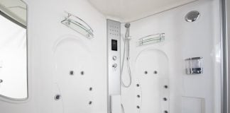 Arredamento per il bagno: i vantaggi della vasca doccia
